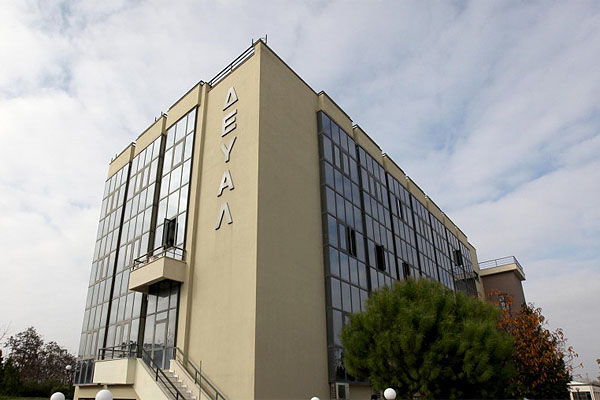 Ούτε τα προσχήματα …